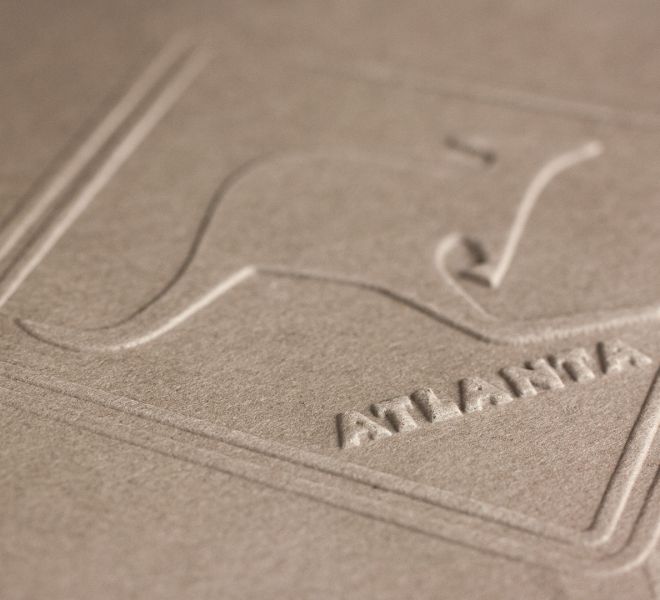 Wytłoczone logo firmy w papierze za pomocą suchej pieczęci