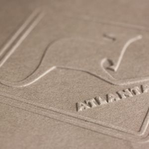 Wytłoczone logo firmy w papierze za pomocą suchej pieczęci